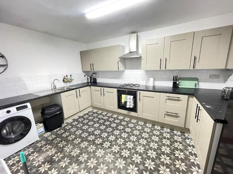 30 Percent Off Weekly Stays - 6 Bedroom House - 11 Beds Blackpool Buitenkant foto